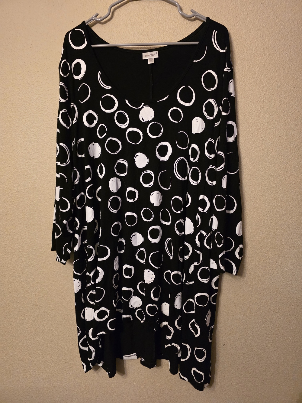 Black and White Circle Print Women's Top - Brand: Avenue